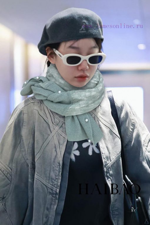 The new Loro Piana Cattle LP Pearl Button Shawl is a multifunctional shawl that can be wrappv2qnr01p