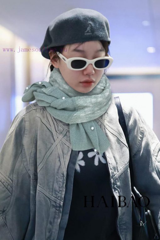 The new Loro Piana Cattle LP Pearl Button Shawl is a multifunctional shawl that can be wrappv2qnr01p - Image 2