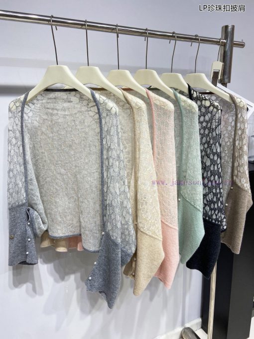 The new Loro Piana Cattle LP Pearl Button Shawl is a multifunctional shawl that can be wrappv2qnr01p - Image 3