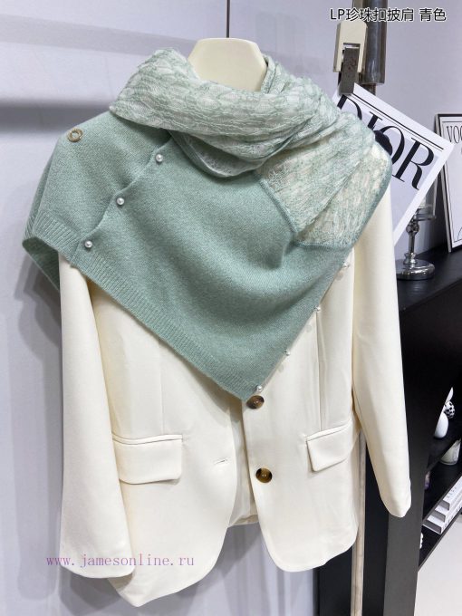 The new Loro Piana Cattle LP Pearl Button Shawl is a multifunctional shawl that can be wrappv2qnr01p - Image 4
