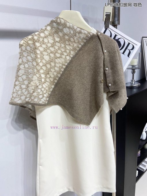 The new Loro Piana Cattle LP Pearl Button Shawl is a multifunctional shawl that can be wrapp66f7o4pp - Image 7