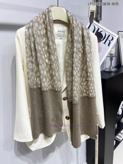 The new Loro Piana Cattle LP Pearl Button Shawl is a multifunctional shawl that can be wrapp66f7o4pp - Image 8