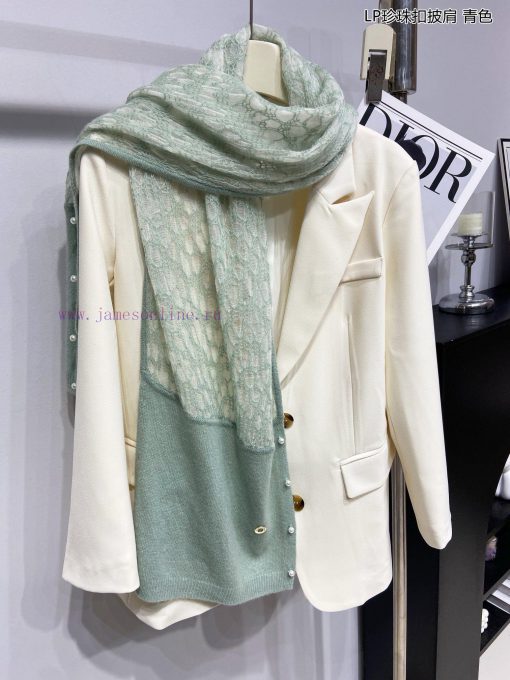 The new Loro Piana Cattle LP Pearl Button Shawl is a multifunctional shawl that can be wrappv2qnr01p - Image 7