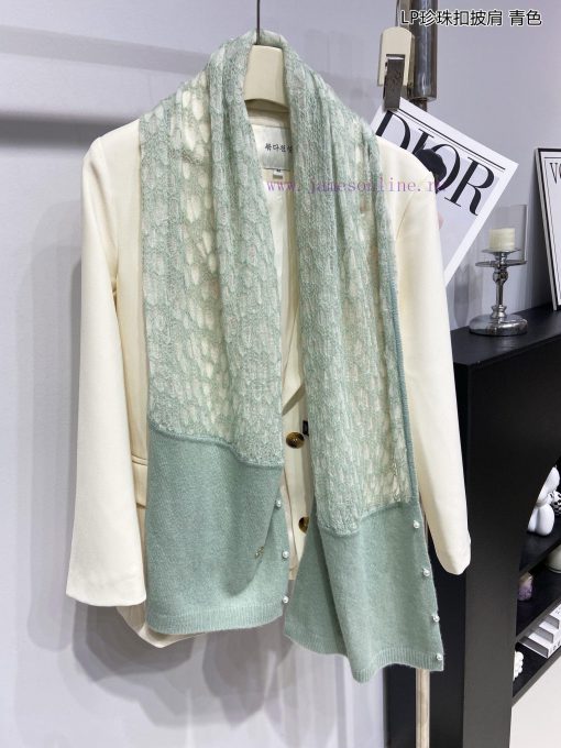 The new Loro Piana Cattle LP Pearl Button Shawl is a multifunctional shawl that can be wrappv2qnr01p - Image 8