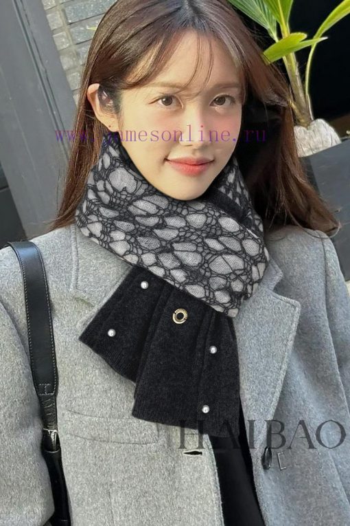 The new Loro Piana Cattle LP Pearl Button Shawl is a multifunctional shawl that can be wrappa9egq01e - Image 2