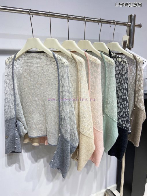 The new Loro Piana Cattle LP Pearl Button Shawl is a multifunctional shawl that can be wrappa9egq01e - Image 3