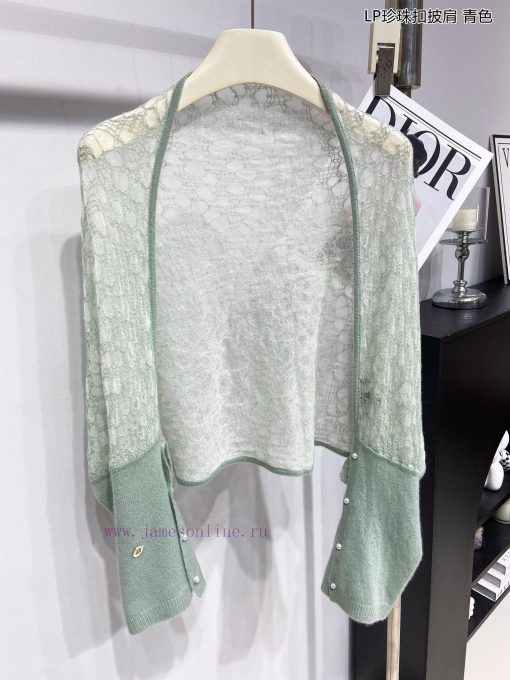 The new Loro Piana Cattle LP Pearl Button Shawl is a multifunctional shawl that can be wrappv2qnr01p - Image 9