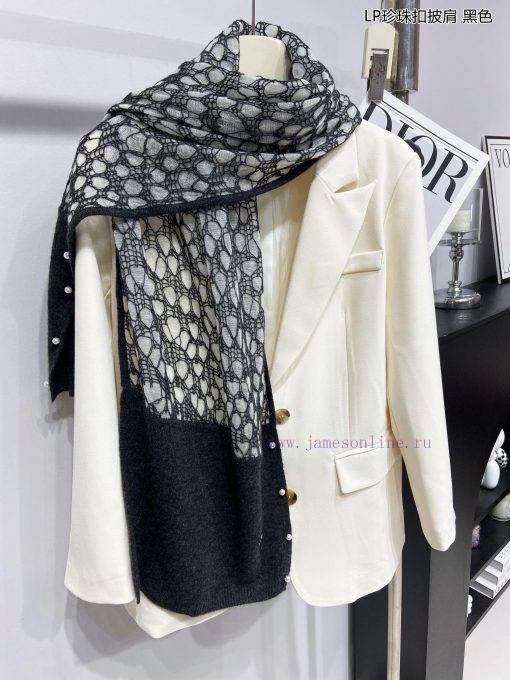 The new Loro Piana Cattle LP Pearl Button Shawl is a multifunctional shawl that can be wrappa9egq01e - Image 6