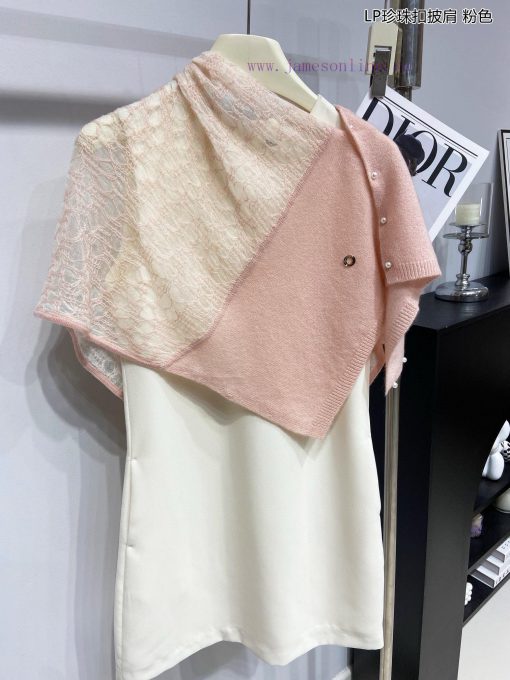 The new Loro Piana Cattle LP Pearl Button Shawl is a multifunctional shawl that can be wrappxke19ngo - Image 6