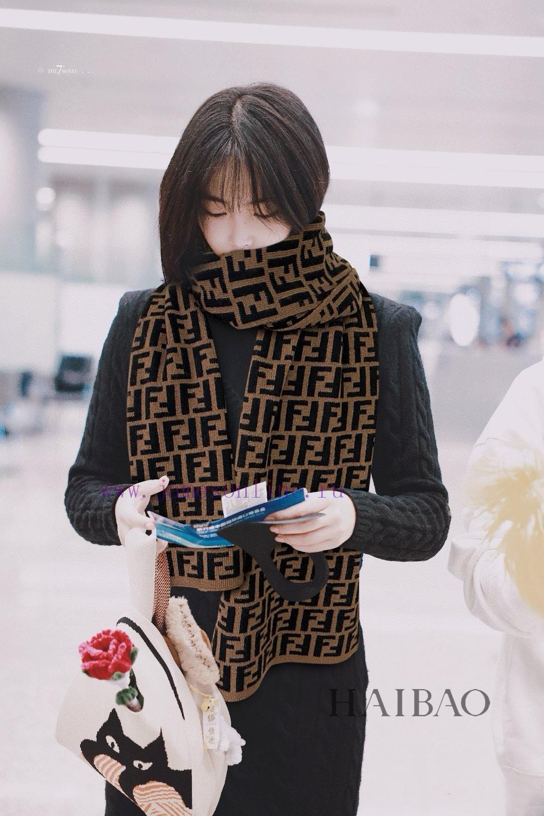 High end customized Celine CL Starry Sky Double sided Same color Square Scarf 140 is recomme6fow7oz2