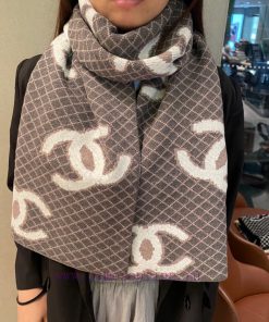 Chanel Knitted Double sided Scarf, a top of the line high-end product with stunning versatil4yv9568q