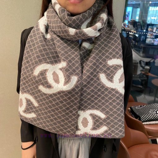 Chanel Knitted Double sided Scarf, a top of the line high-end product with stunning versatil4yv9568q