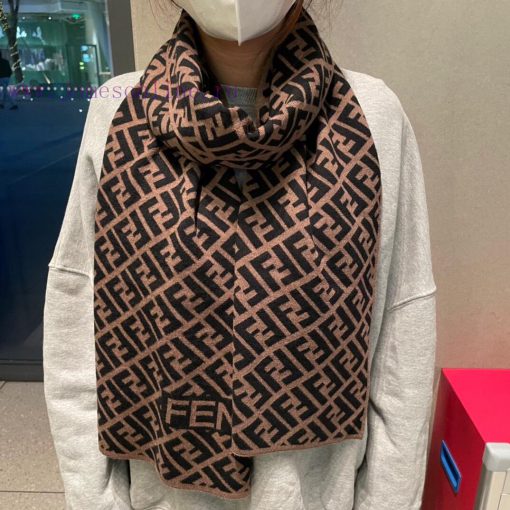 Classic FF letter element scarf, also a fun item just launched ‼ This year's Fendi is also taziiwv6w