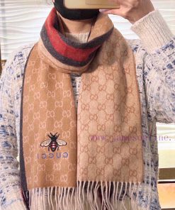 Gucci's latest couple's collection features selected plateau cashmere, creating the most beair5xy4a1