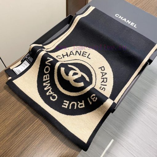 The new Chanel geometric knitted cashmere scarf has a great hand feel and top-notch quality.0ruhrhhd - Image 5