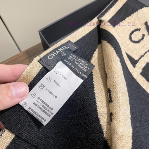 The new Chanel geometric knitted cashmere scarf has a great hand feel and top-notch quality.0ruhrhhd - Image 9
