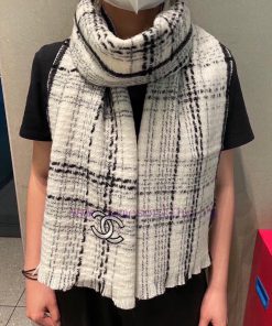 Chanel's new plaid scarf shawl, with silver thread splicing for fashionable luxury and super76bvwyvd
