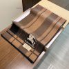 The high-end cashmere knitted scarf can be formal or casual, with a very classical design foprnv73pe