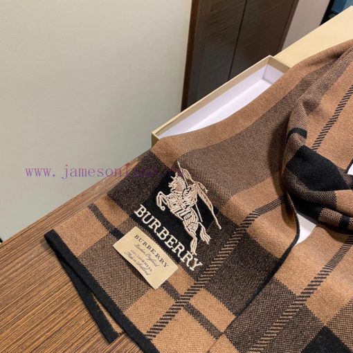 The high-end cashmere knitted scarf can be formal or casual, with a very classical design foprnv73pe - Image 6
