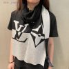 LV official website knitted cashmere material is very warm, soft and skin friendly. It does 5vi58l53