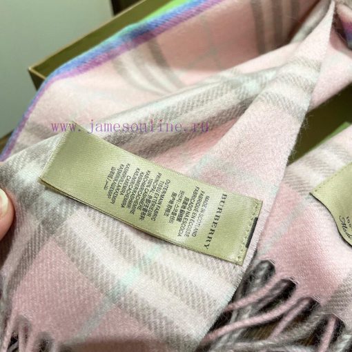 The new Burberry official website's unisex couple style feels explosive, very warm, soft andz7fk7hkj - Image 10