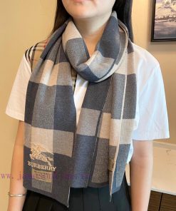 Burberry Knitted Cashmere Scarf, a rare high-end men's scarf with excellent family benefits.zz6dn56p