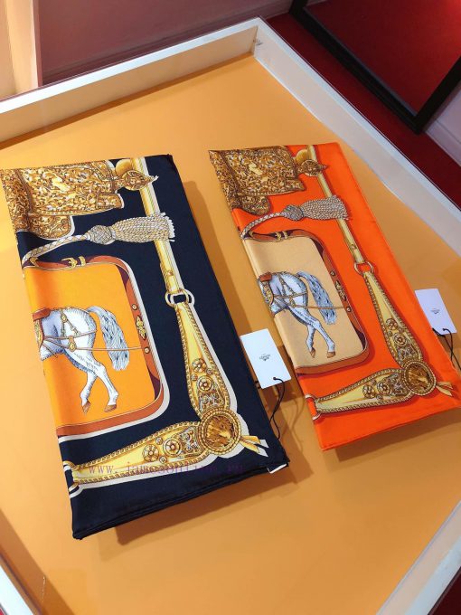 SHMS1980 synchronizes with H Home's new 90cm silk square scarf, featuring a beautiful and eyb35qvwcl