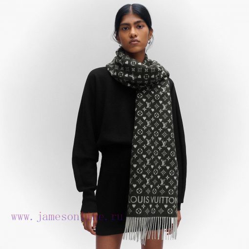 RLV2352 LVGame on Scarf Arrives, Showcasing the Classic Monogram Pattern on Both Sides, Provja5qc7ne - Image 4