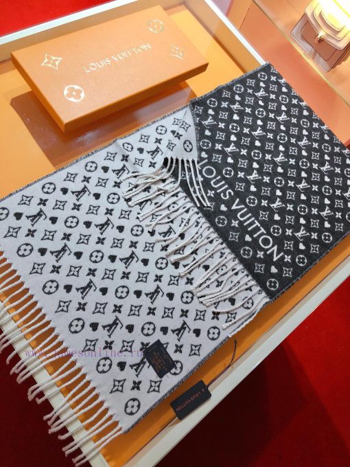 RLV2352 LVGame on Scarf Arrives, Showcasing the Classic Monogram Pattern on Both Sides, Provja5qc7ne - Image 5