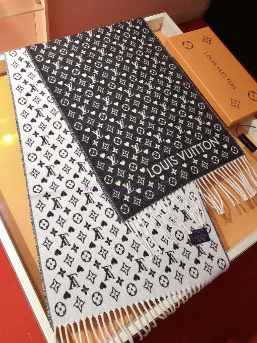 RLV2352 LVGame on Scarf Arrives, Showcasing the Classic Monogram Pattern on Both Sides, Provja5qc7ne - Image 6