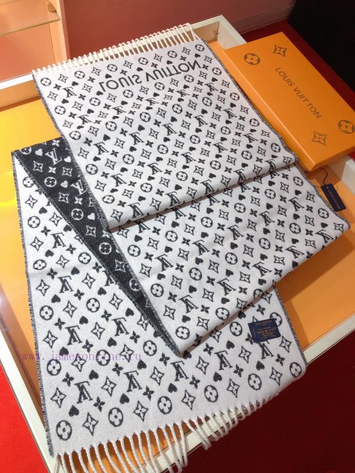 RLV2352 LVGame on Scarf Arrives, Showcasing the Classic Monogram Pattern on Both Sides, Provja5qc7ne - Image 7