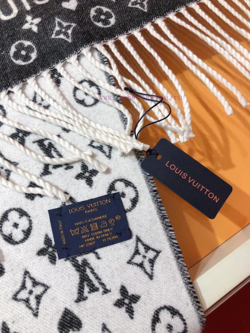 RLV2352 LVGame on Scarf Arrives, Showcasing the Classic Monogram Pattern on Both Sides, Provja5qc7ne - Image 8