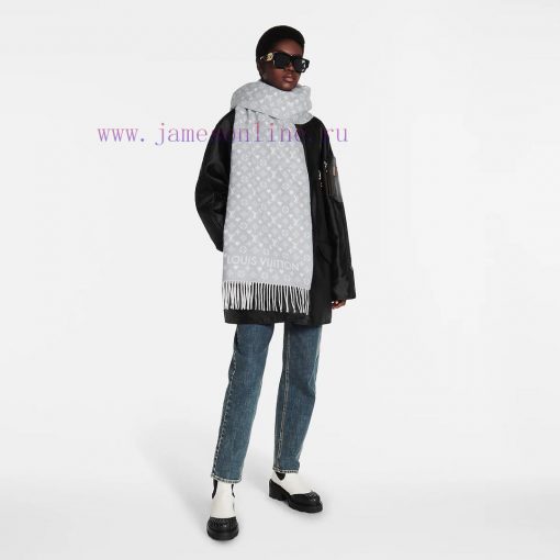 RLV2352 LVGame on Scarf Arrives, Showcasing the Classic Monogram Pattern on Both Sides, Provpbu38h6n - Image 3