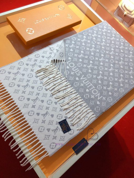 RLV2352 LVGame on Scarf Arrives, Showcasing the Classic Monogram Pattern on Both Sides, Provpbu38h6n - Image 5