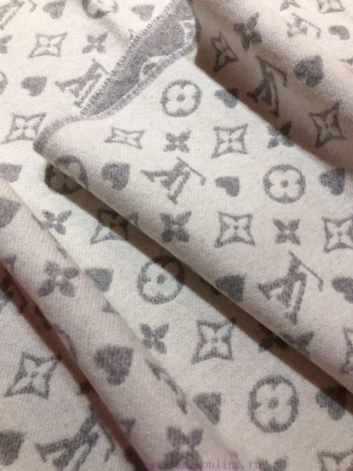RLV2352 LVGame on Scarf Arrives, Showcasing the Classic Monogram Pattern on Both Sides, Provpbu38h6n - Image 9