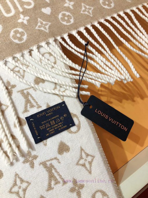 RLV2352 LVGame on Scarf Arrives, Showcasing the Classic Monogram Pattern on Both Sides, Prov9f4lxkc9 - Image 8