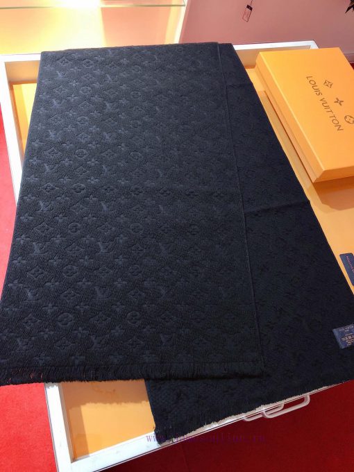 RLV1962 LVONOGRAM CLASS launches iconic Mono woven pattern scarf with excellent quality. The7n7c1pdz - Image 6