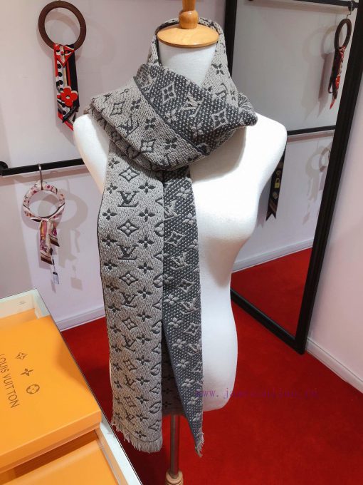 RLV1962 LVONOGRAM CLASS launches iconic Mono woven pattern scarf with excellent quality. Thedo8mkvhz - Image 9