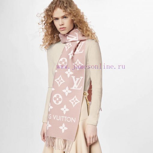 RLV2228 LVESSENTIAL scarf has arrived, showcasing the classic Monogram pattern on both sideszok00r11 - Image 4