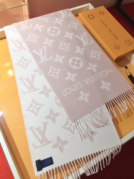 RLV2228 LVESSENTIAL scarf has arrived, showcasing the classic Monogram pattern on both sideszok00r11 - Image 6