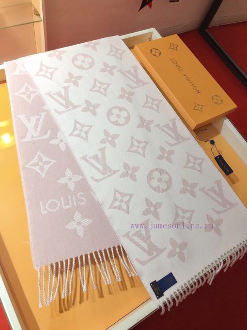 RLV2228 LVESSENTIAL scarf has arrived, showcasing the classic Monogram pattern on both sideszok00r11 - Image 7