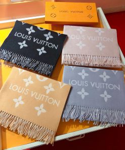 RLV2228 LVESSENTIAL scarf has arrived, showcasing the classic Monogram pattern on both sidespxpt462p
