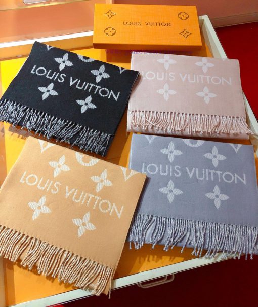 RLV2228 LVESSENTIAL scarf has arrived, showcasing the classic Monogram pattern on both sidespxpt462p