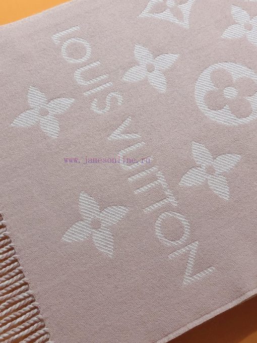 RLV2228 LVESSENTIAL scarf has arrived, showcasing the classic Monogram pattern on both sideszok00r11 - Image 8