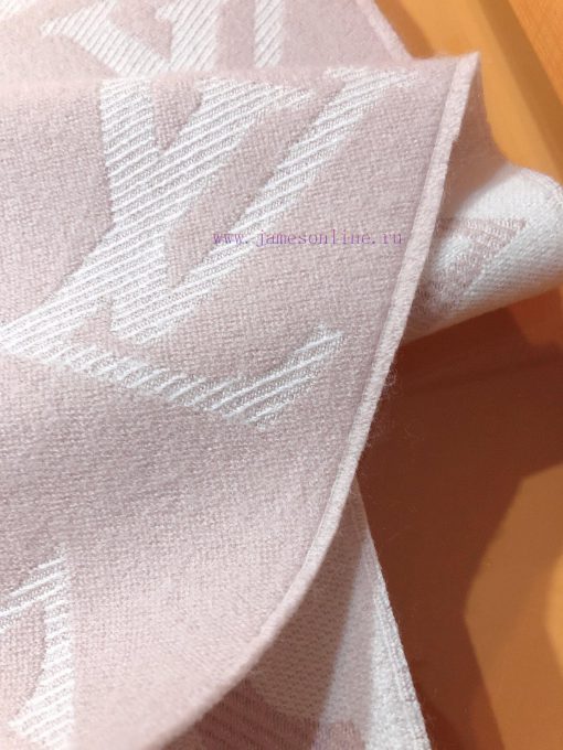 RLV2228 LVESSENTIAL scarf has arrived, showcasing the classic Monogram pattern on both sideszok00r11 - Image 9