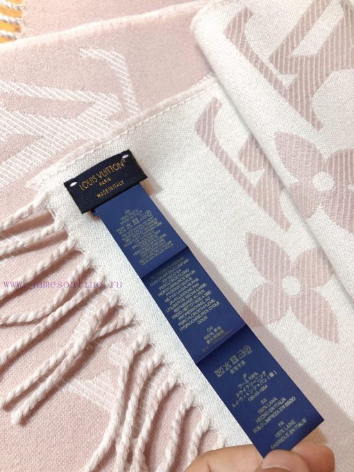 RLV2228 LVESSENTIAL scarf has arrived, showcasing the classic Monogram pattern on both sideszok00r11 - Image 10