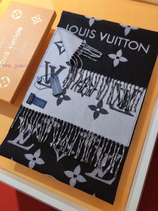 RLV2228 LVESSENTIAL scarf has arrived, showcasing the classic Monogram pattern on both sidespxpt462p - Image 5