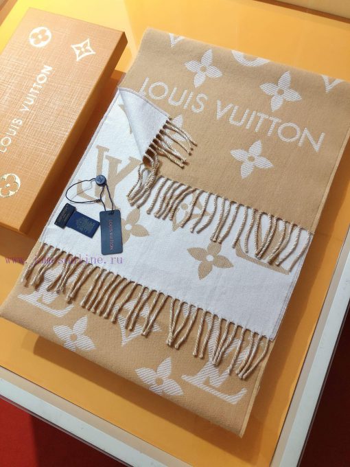 RLV2228 LVESSENTIAL scarf has arrived, showcasing the classic Monogram pattern on both sidesymjd1b5j - Image 5