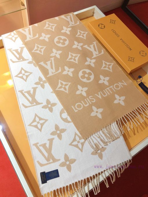 RLV2228 LVESSENTIAL scarf has arrived, showcasing the classic Monogram pattern on both sidesymjd1b5j - Image 6