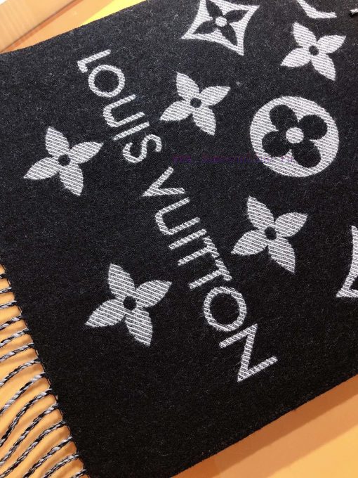 RLV2228 LVESSENTIAL scarf has arrived, showcasing the classic Monogram pattern on both sidespxpt462p - Image 8